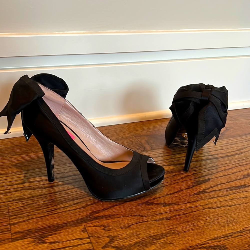 Betsy Johnson ‘Caseyy’ Bow Back Pumps